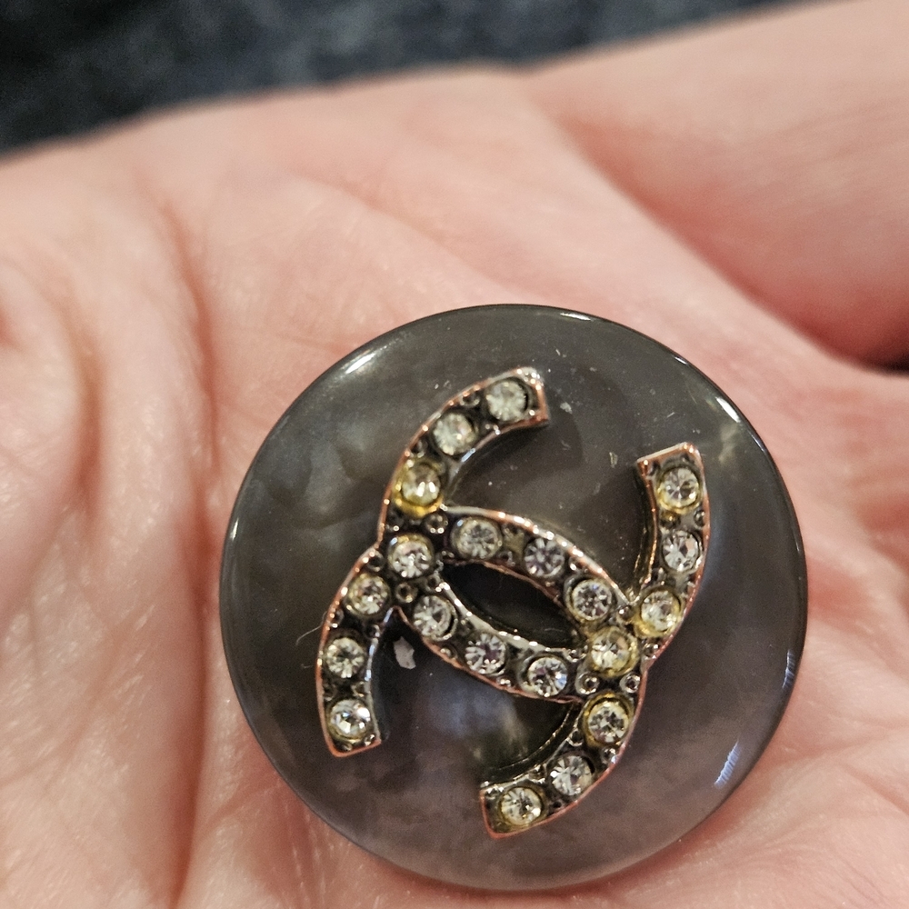 CHANEL Pearl Gray and Gold Crystal Earrings - Picture 4 of 10